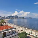 Magnifica e enorme cobertura duplex com 4 quartos, terraço, piscina e vista pro mar em Copacabana!