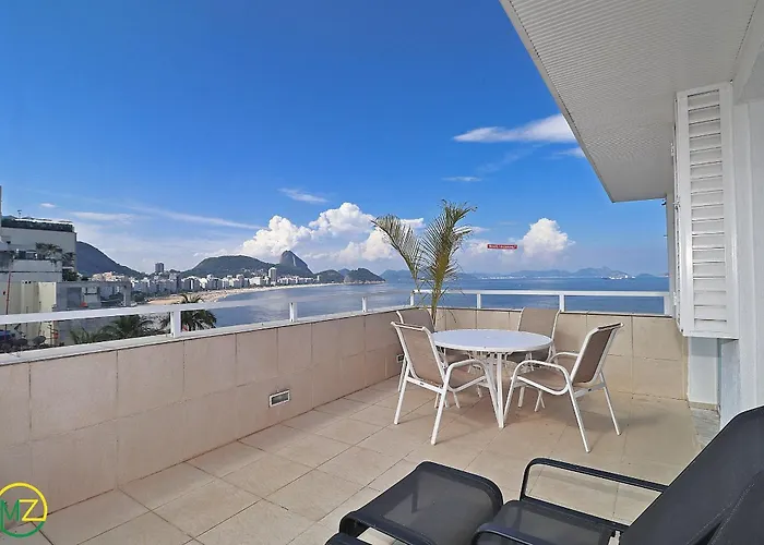 Magnifica e enorme cobertura duplex com 4 quartos, terraço, piscina e vista pro mar em Copacabana!